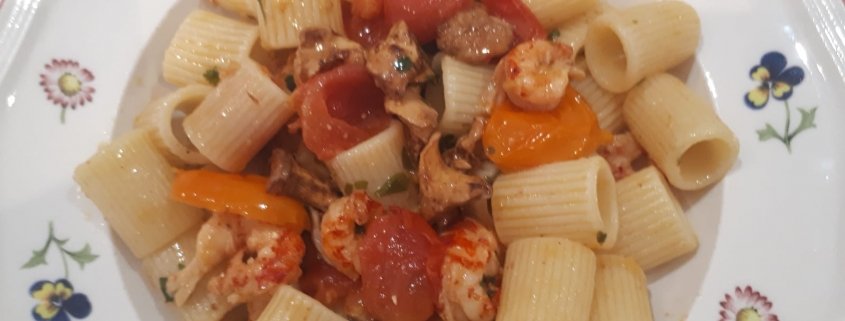 Mezze maniche con funghi hedgehogs scampetti e datterini