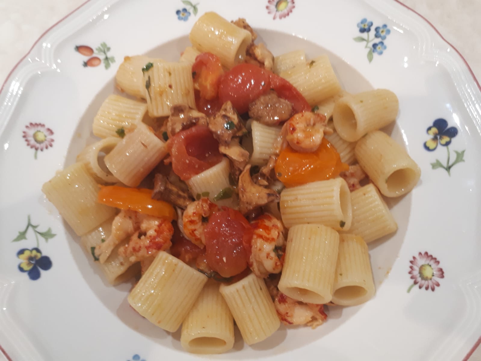 Mezze maniche con funghi hedgehogs scampetti e datterini