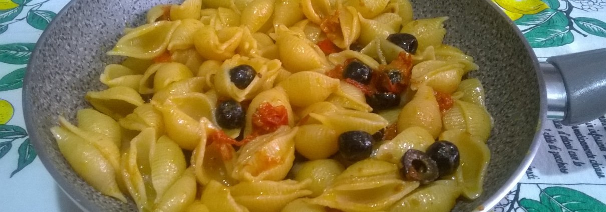 Conchiglie alle alici, pomodorini e olive nere
