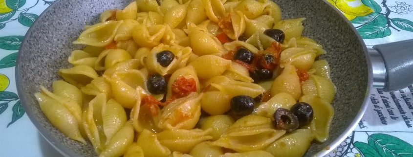 Conchiglie alle alici, pomodorini e olive nere