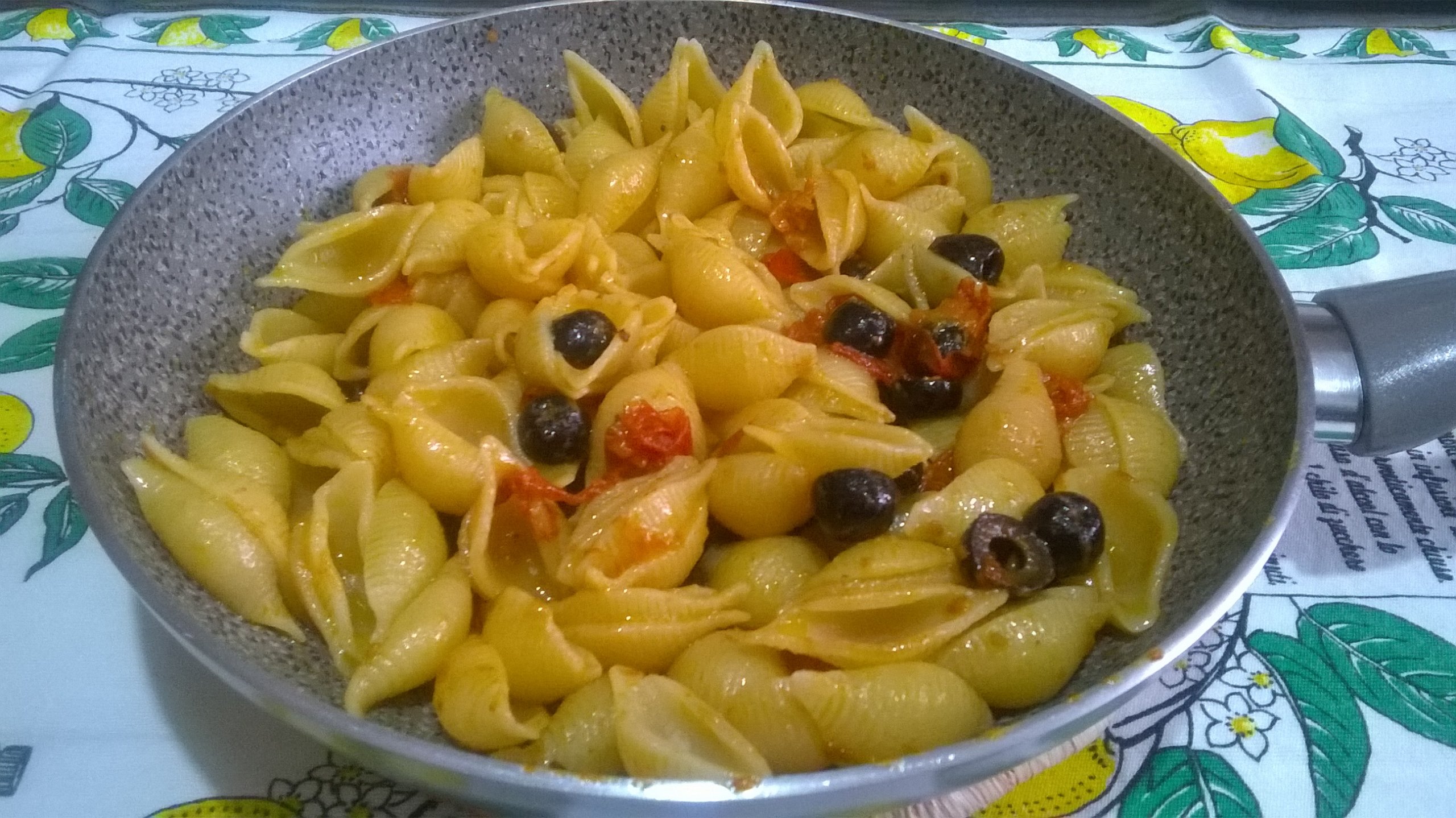 Conchiglie alle alici, pomodorini e olive nere