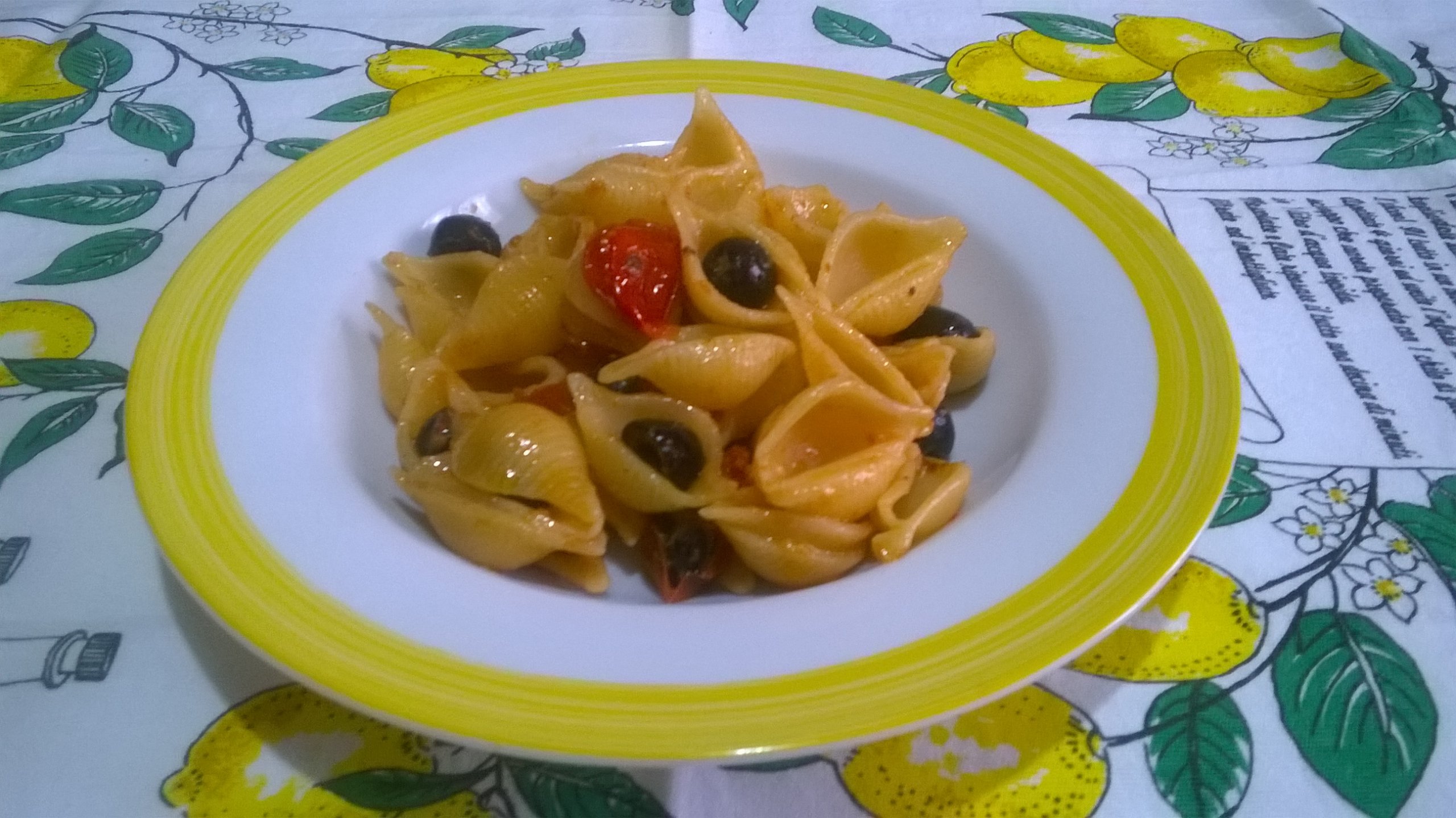 Conchiglie alle alici, pomodorini e olive nere