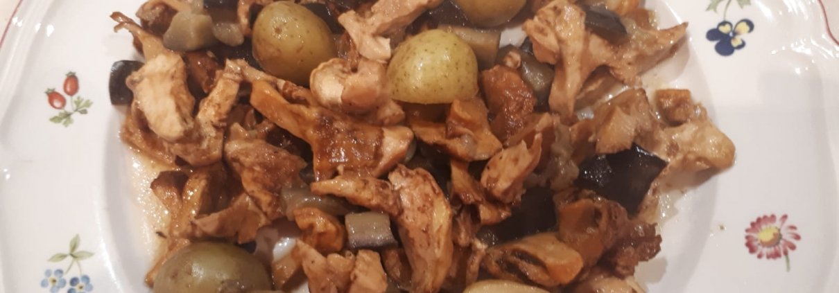 Pasticcio di funghi hedgehogs, patatine novelle e melanzane