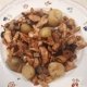 Pasticcio di funghi hedgehogs, patatine novelle e melanzane