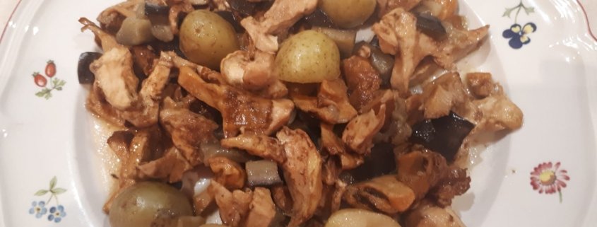 Pasticcio di funghi hedgehogs, patatine novelle e melanzane