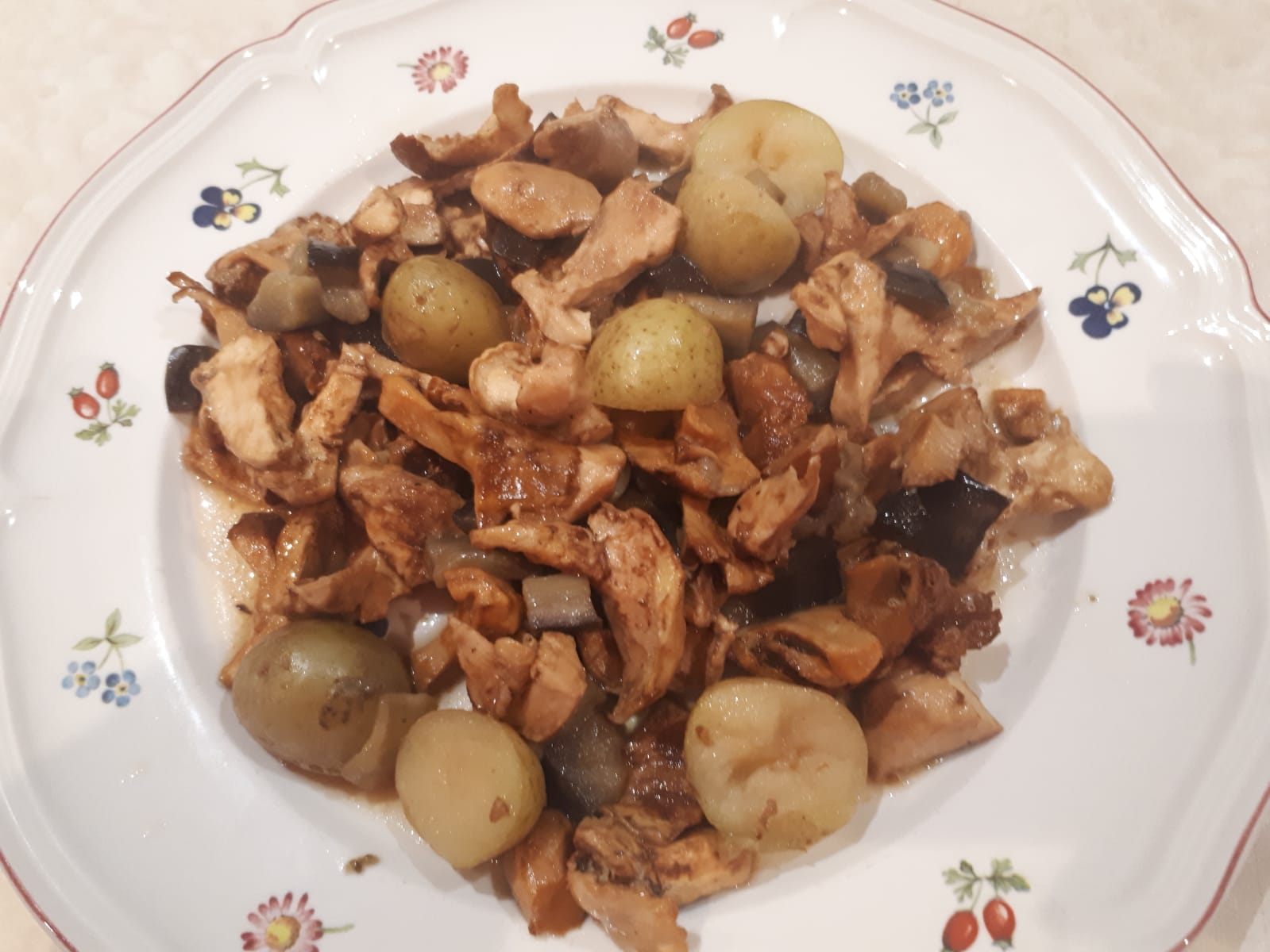 Pasticcio di funghi hedgehogs, patatine novelle e melanzane