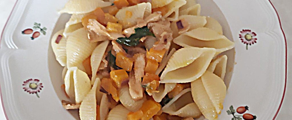Conchiglie-rigate-con-zucca-funghi-e-pecorino