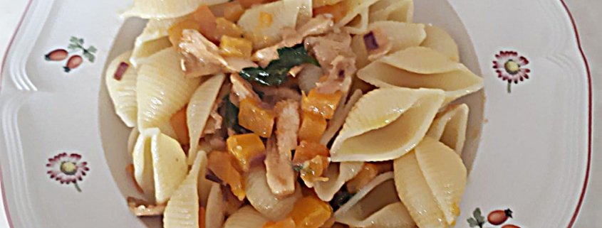 Conchiglie-rigate-con-zucca-funghi-e-pecorino