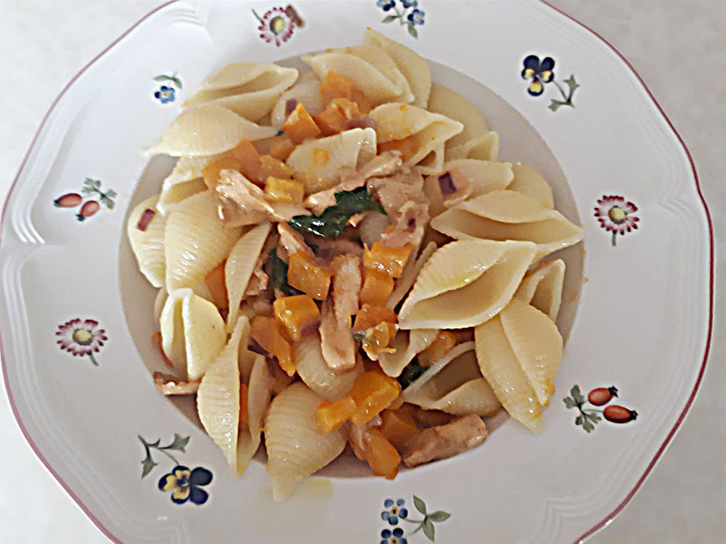 Conchiglie-rigate-con-zucca-funghi-e-pecorino