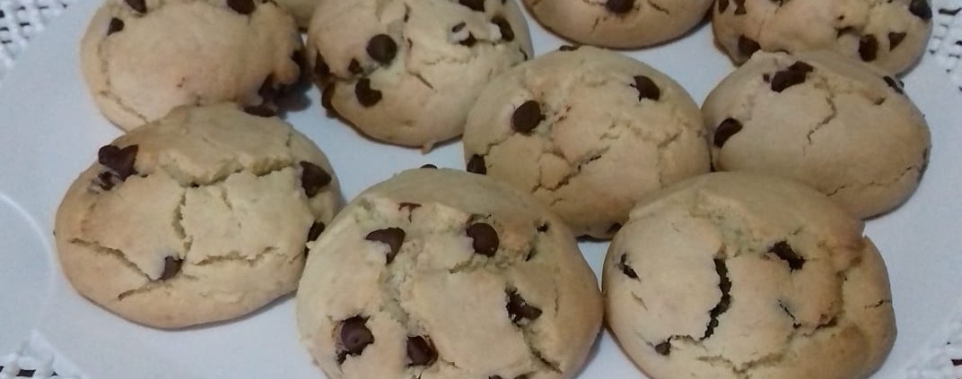Biscotti friabili senza glutine con gocce di cioccolato fondente