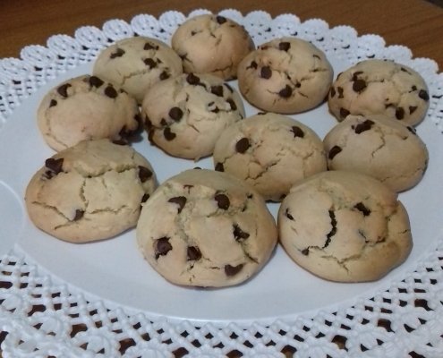Biscotti friabili senza glutine con gocce di cioccolato fondente