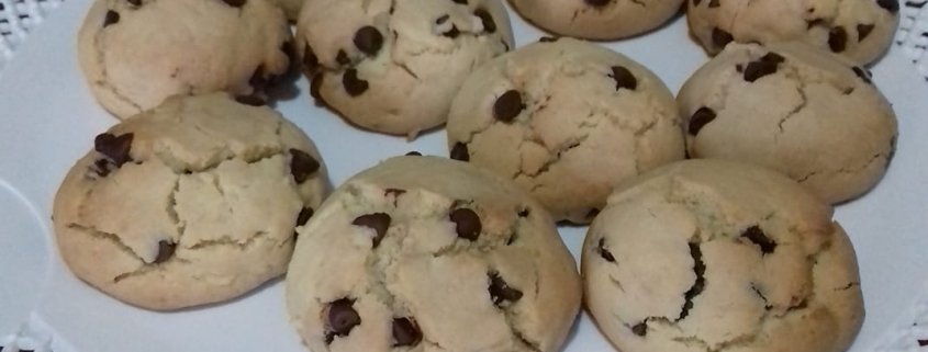 Biscotti friabili senza glutine con gocce di cioccolato fondente