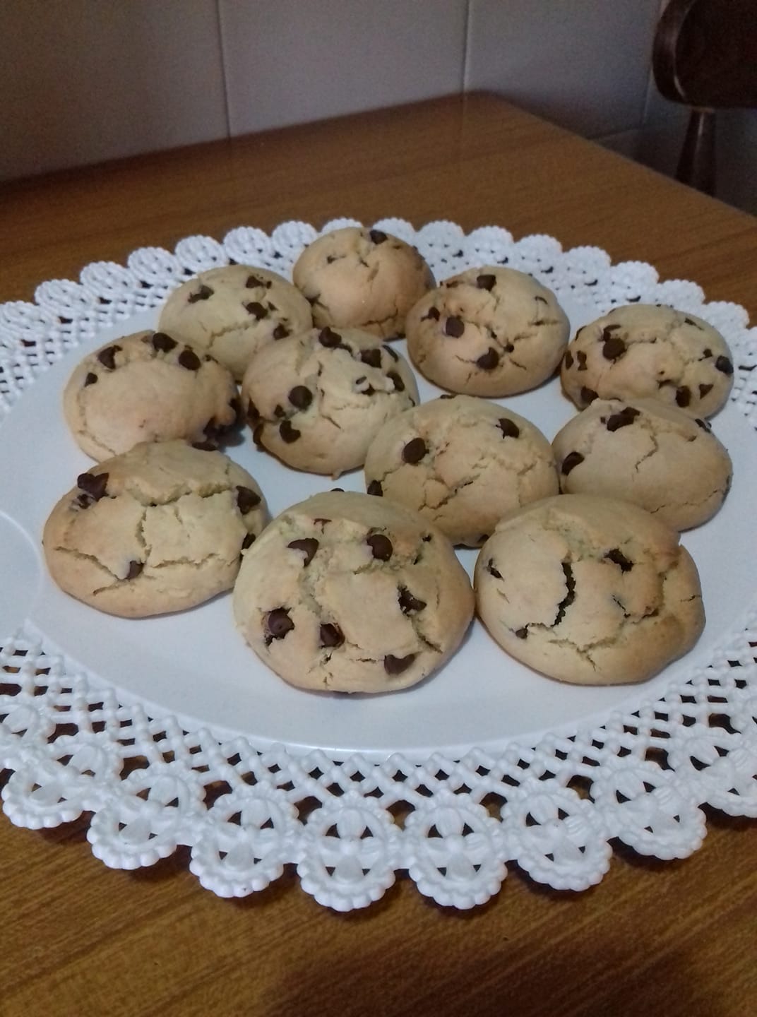 Biscotti friabili senza glutine con gocce di cioccolato fondente