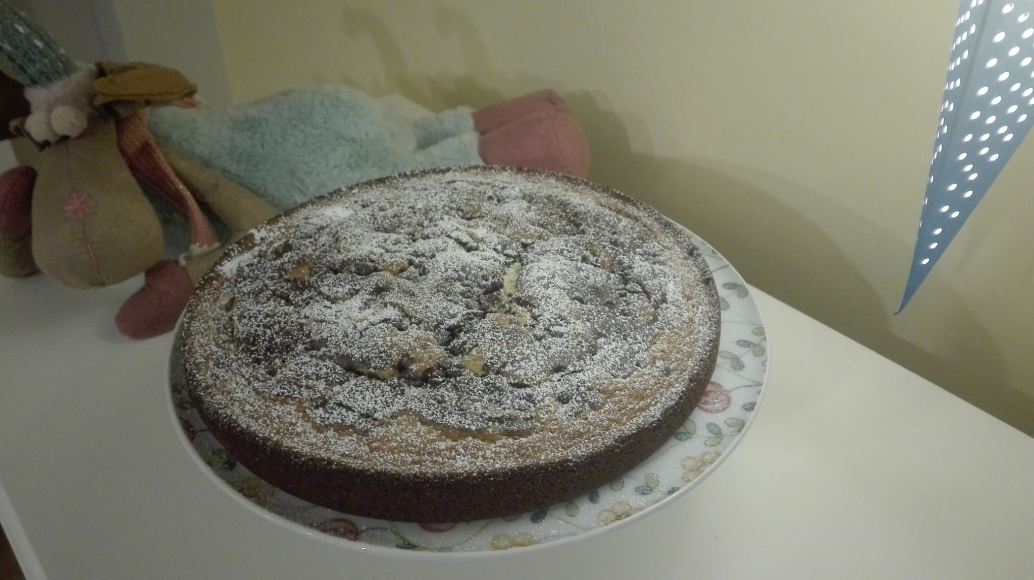 Ciambellone variegato al cacao con gocce di cioccolato