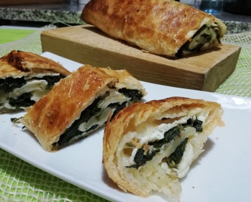 Rotolo di pasta sfoglia con ricotta e spinaci