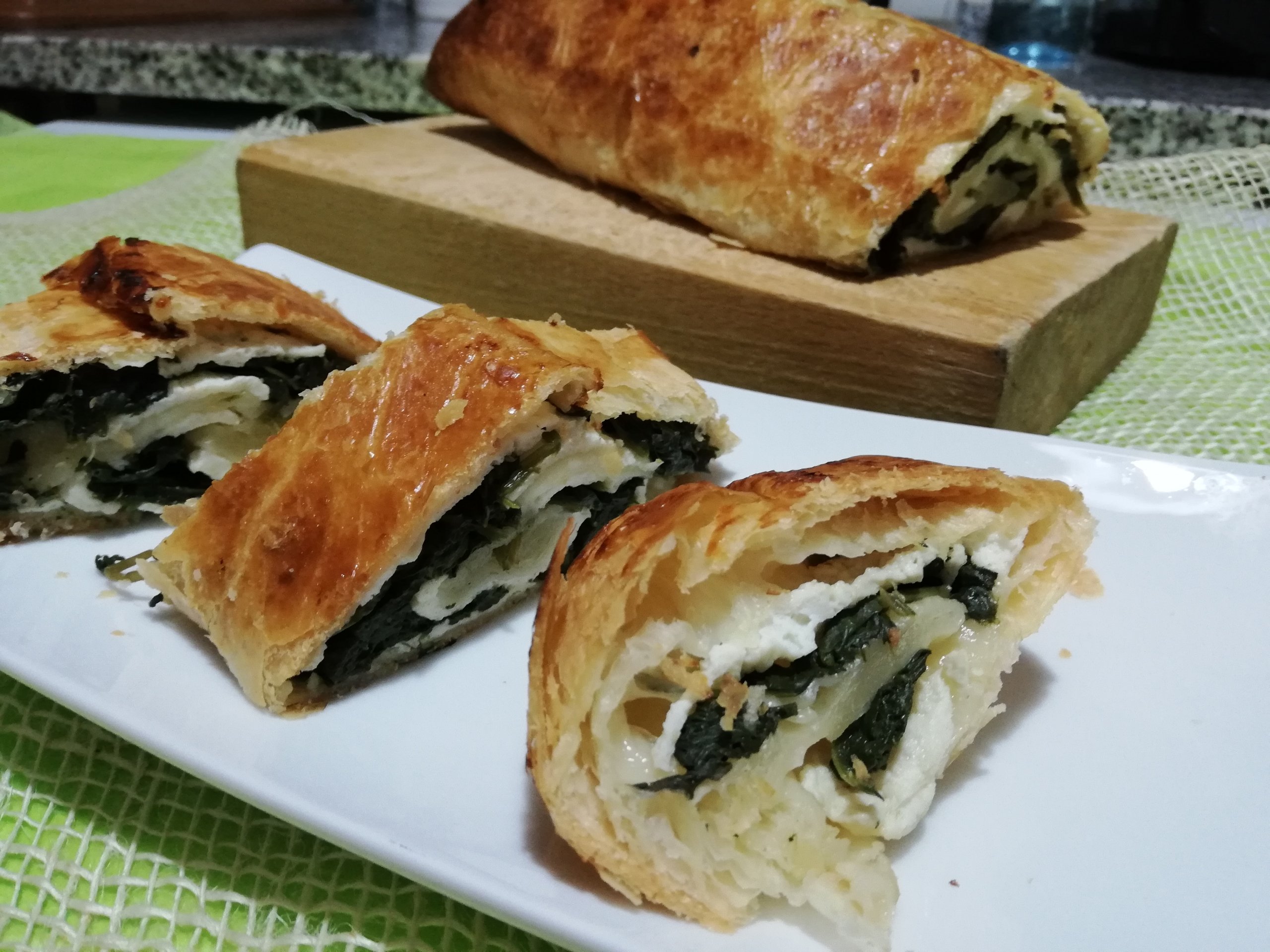 Rotolo di pasta sfoglia con ricotta e spinaci