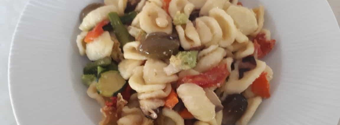 Orecchiette con arcobaleno di verdure