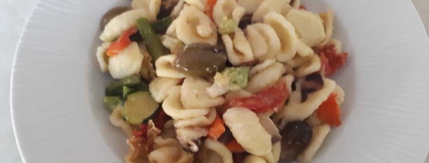 Orecchiette con arcobaleno di verdure