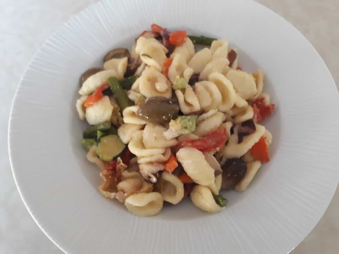 Orecchiette con arcobaleno di verdure