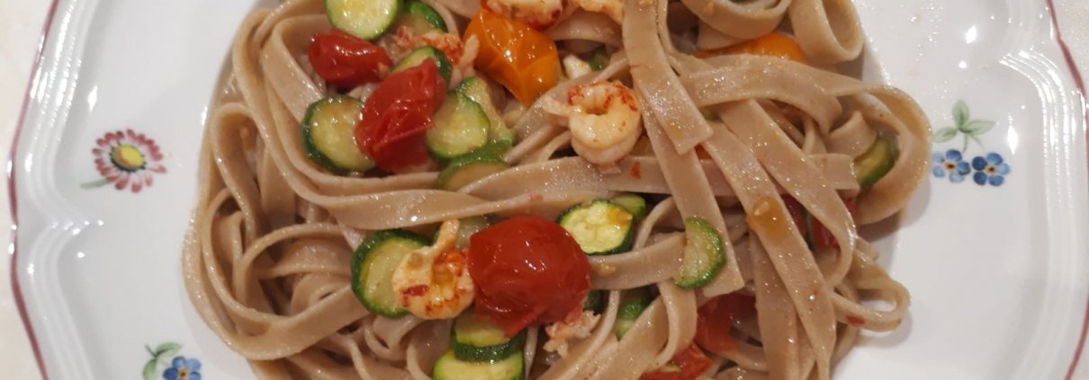 Fettuccine integrali con scampetti zucchine e pomodorini gialli e rossi di Sonia
