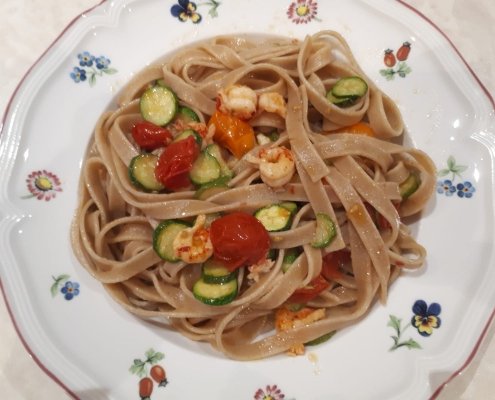 Fettuccine integrali con scampetti zucchine e pomodorini gialli e rossi di Sonia