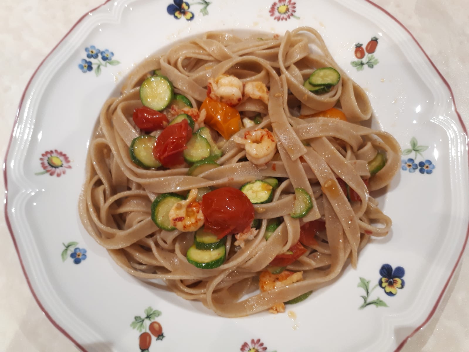 Fettuccine integrali con scampetti zucchine e pomodorini gialli e rossi di Sonia
