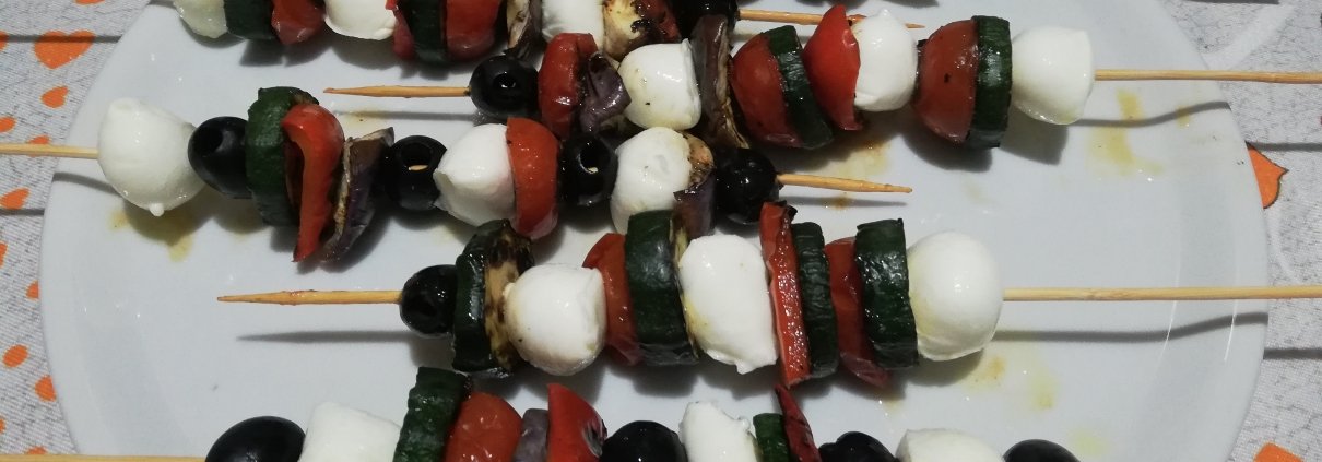 Spiedini di verdure grigliate e mozzarella