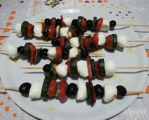 Spiedini di verdure grigliate e mozzarella