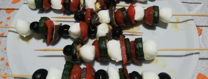 Spiedini di verdure grigliate e mozzarella