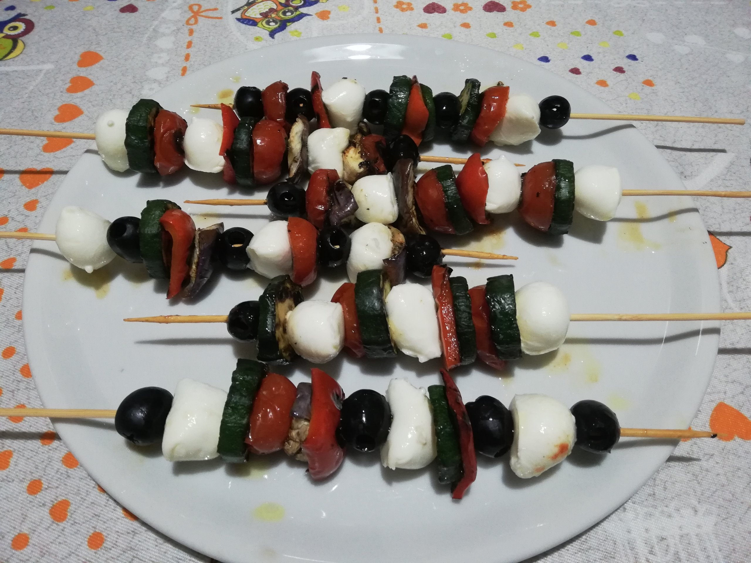 Spiedini di verdure grigliate e mozzarella