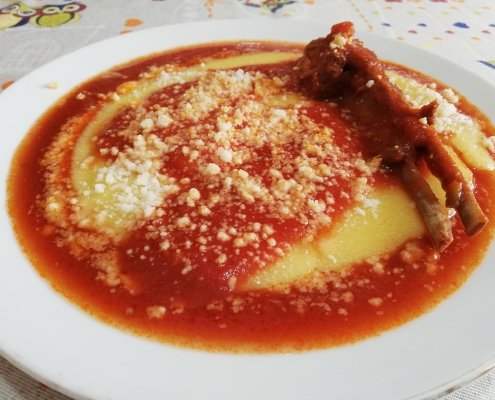 Polenta al sugo di costolette di cinghiale