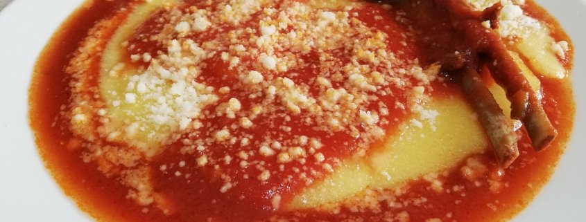 Polenta al sugo di costolette di cinghiale