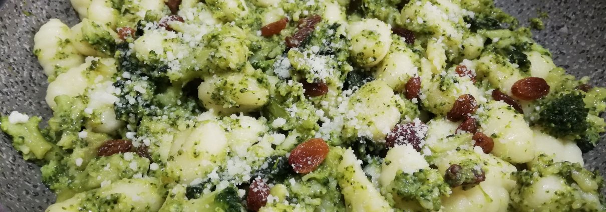 Gnocchi ai broccoletti siciliani e uva sultanina
