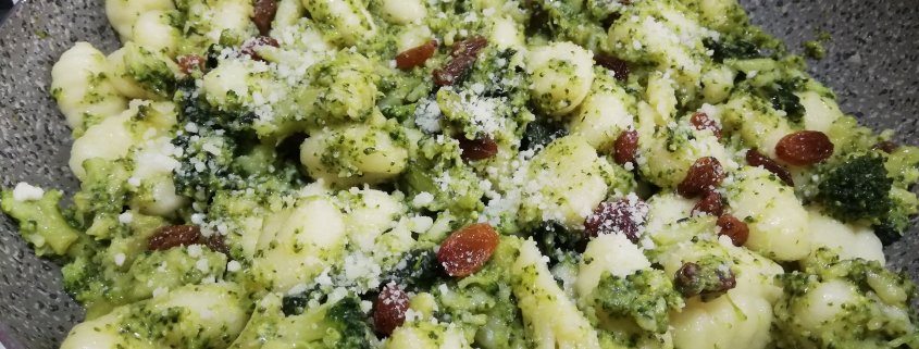 Gnocchi ai broccoletti siciliani e uva sultanina