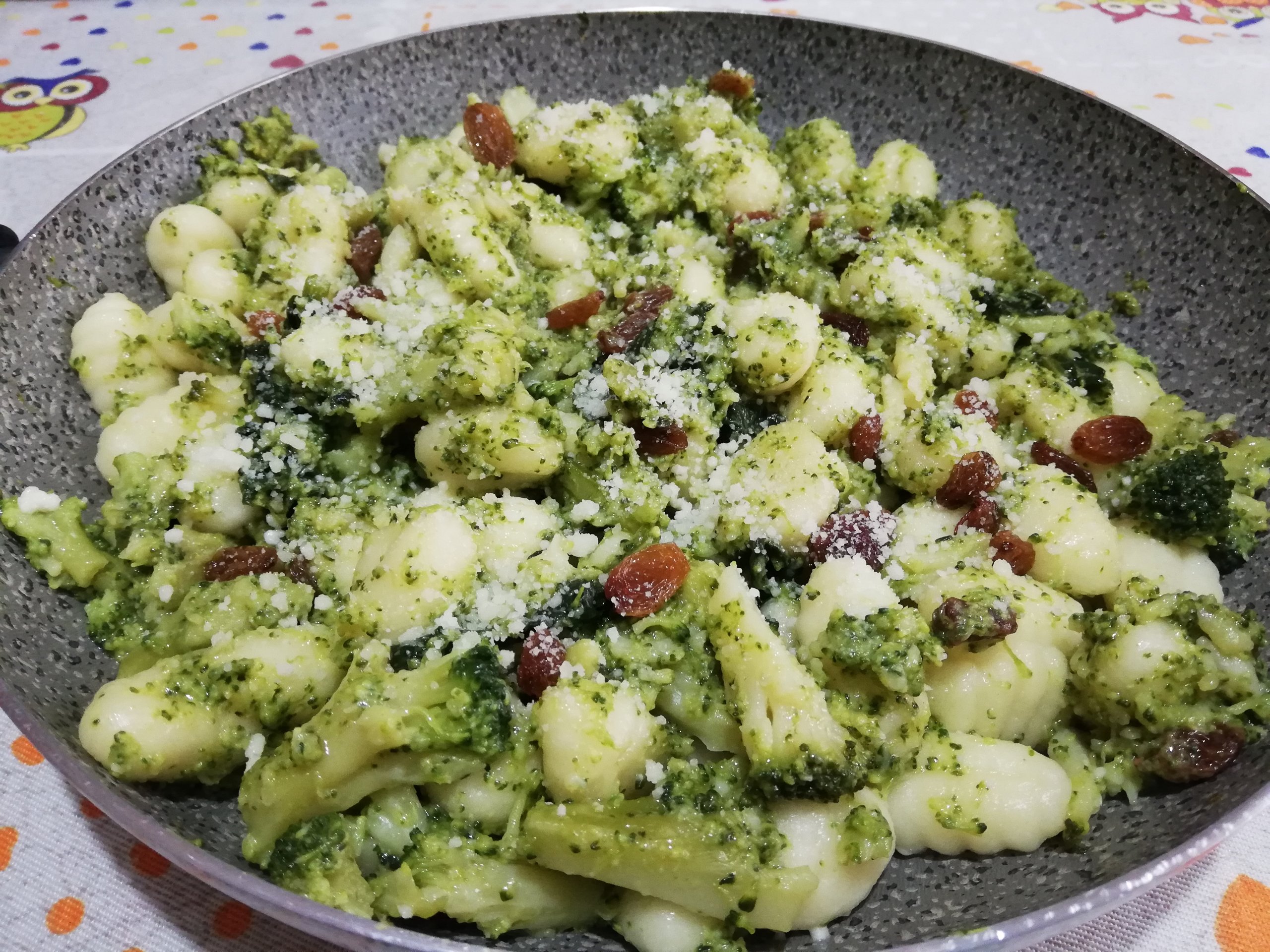 Gnocchi ai broccoletti siciliani e uva sultanina