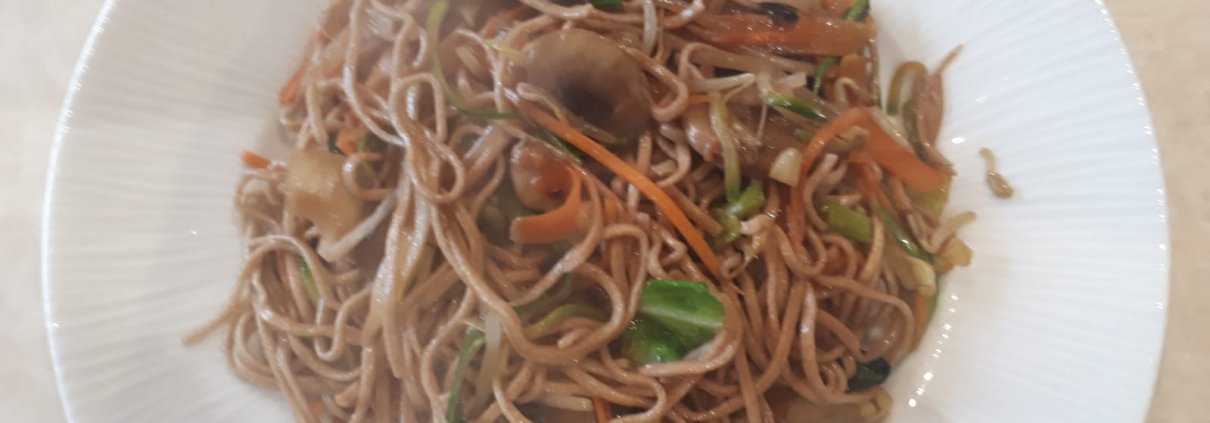 Noodles integrali con verdure miste di Sonia