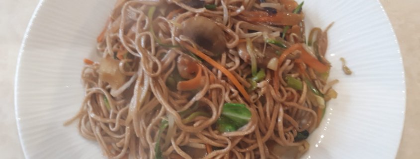 Noodles integrali con verdure miste di Sonia