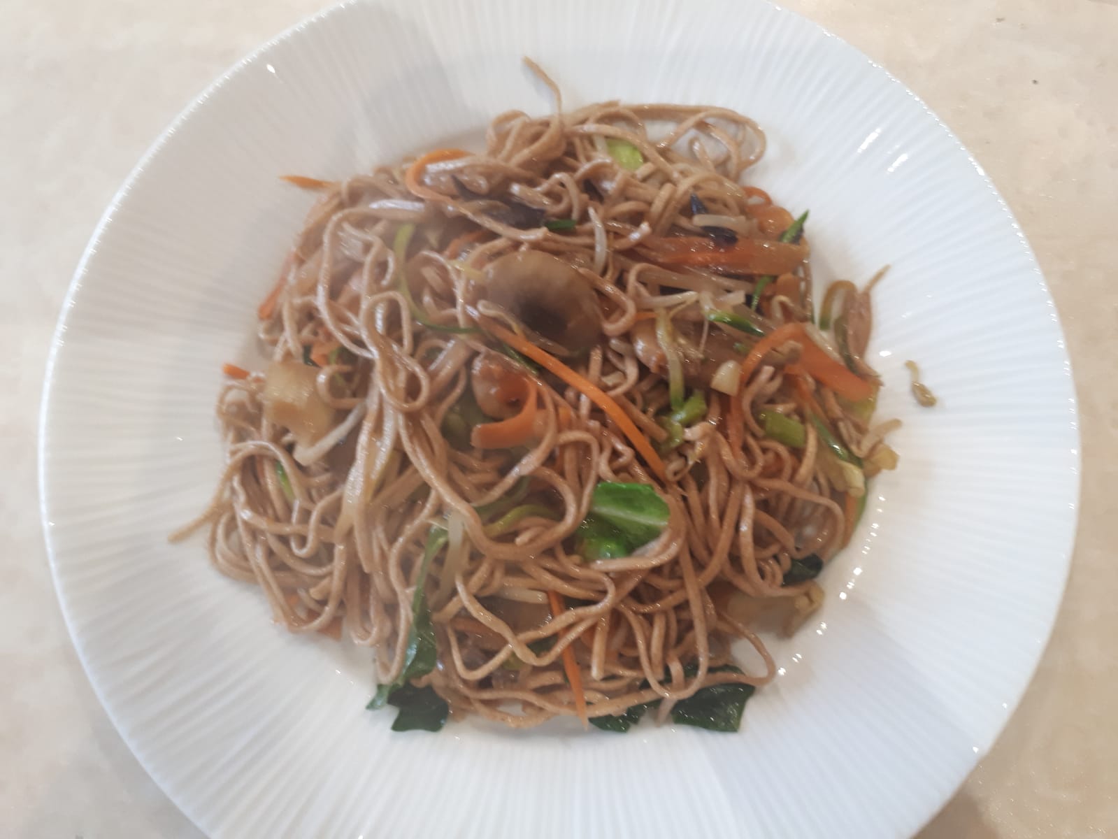 Noodles integrali con verdure miste di Sonia