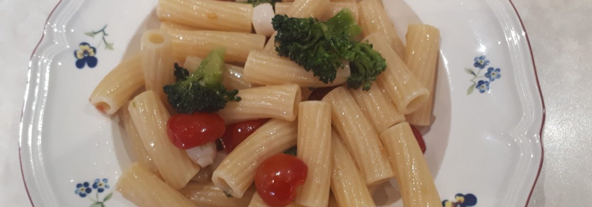 Rigatoni con broccoli, mini capesante e pomodorini di Sonia