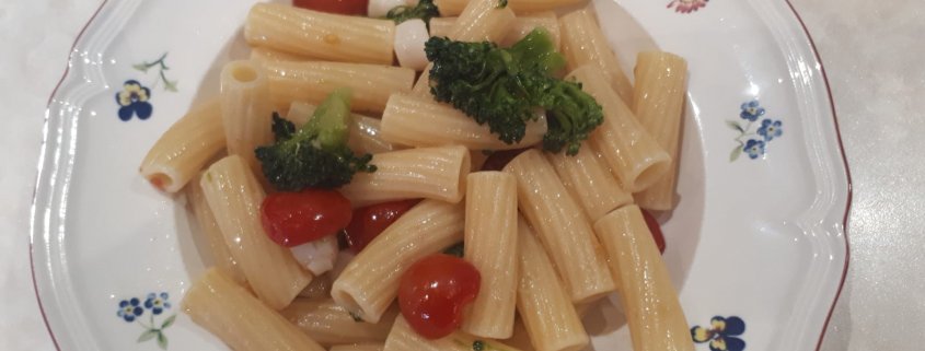Rigatoni con broccoli, mini capesante e pomodorini di Sonia