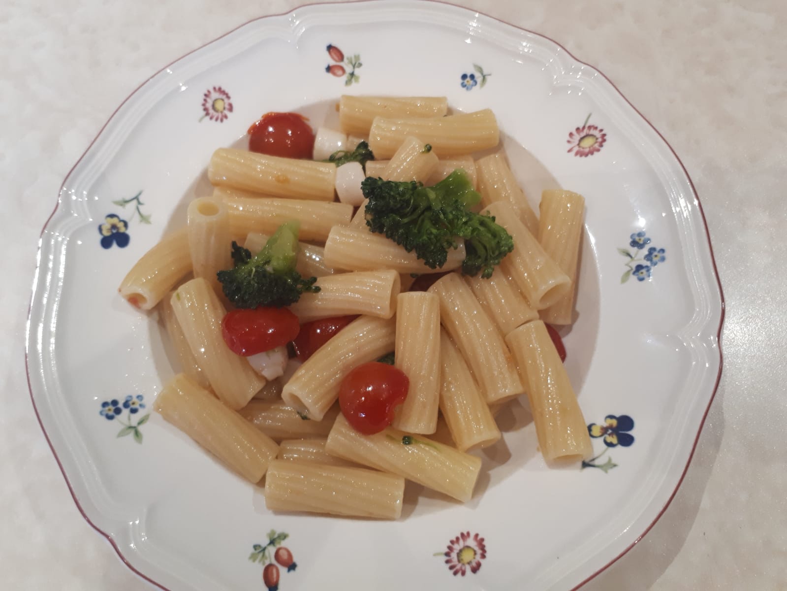 Rigatoni con broccoli, mini capesante e pomodorini di Sonia
