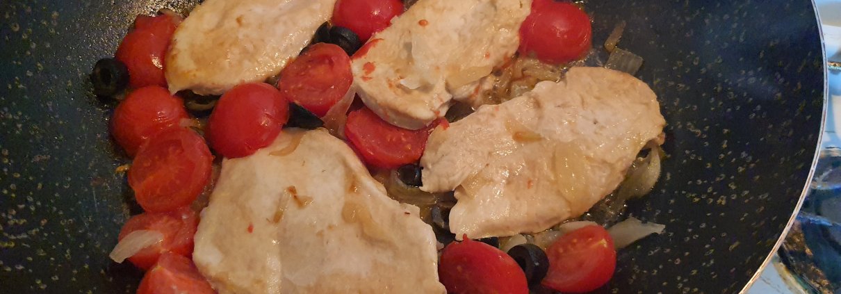 Fettine di petto di pollo con olive nere e pomodorini