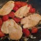 Fettine di petto di pollo con olive nere e pomodorini