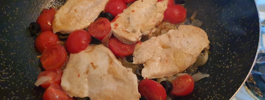Fettine di petto di pollo con olive nere e pomodorini