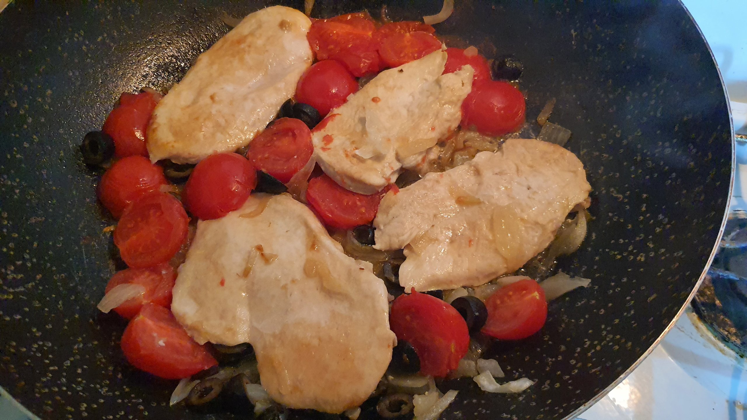 Fettine di petto di pollo con olive nere e pomodorini