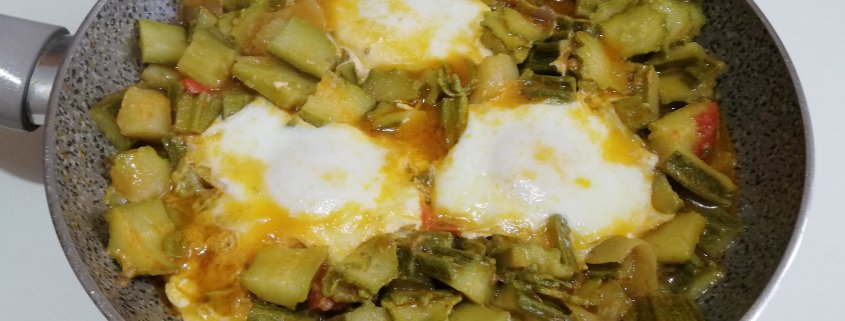 Uova, zucchine e patate in padella