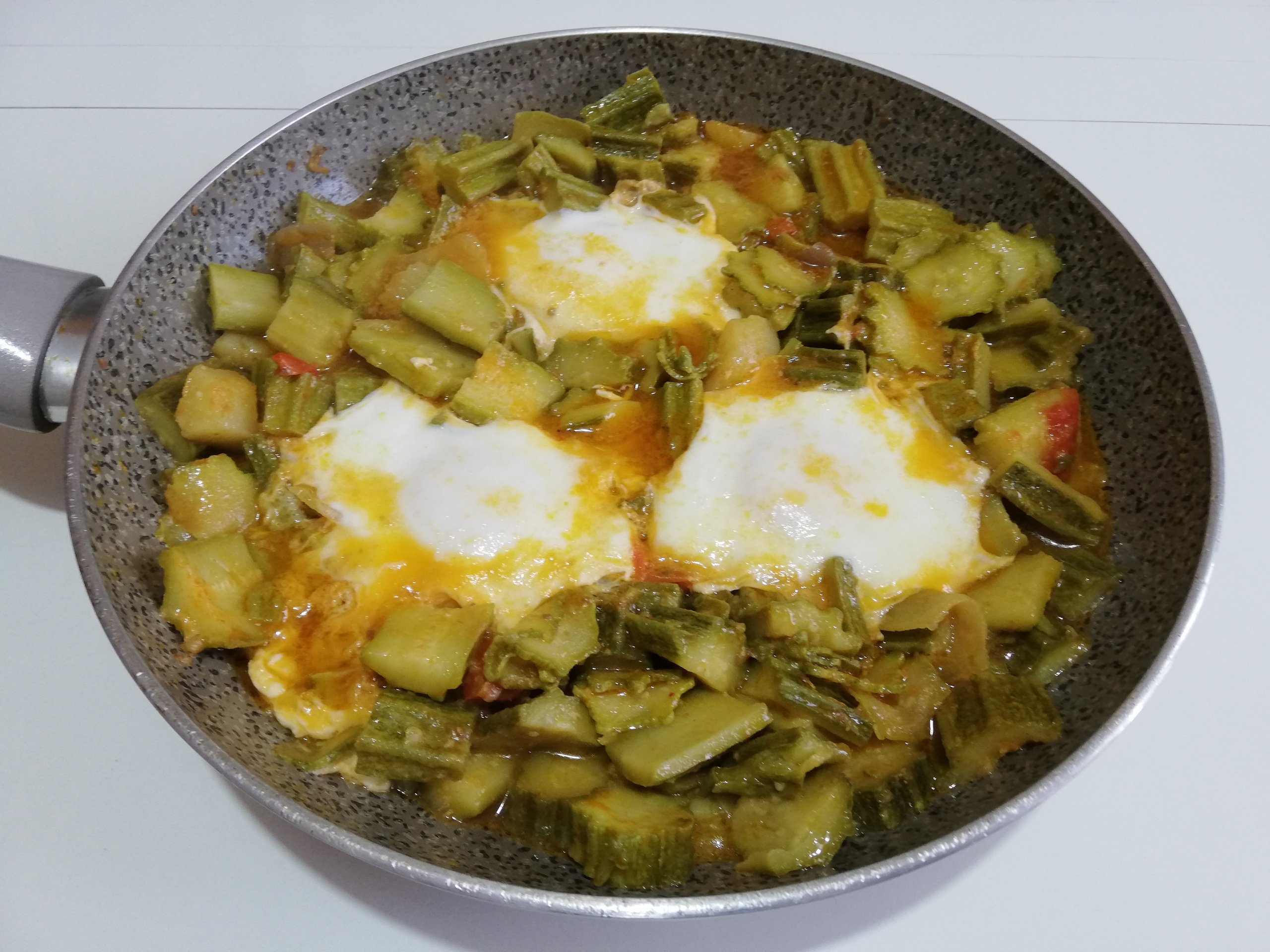 Uova, zucchine e patate in padella