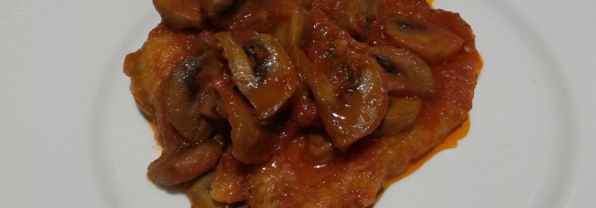 Fettine panate e infornate nel sugo di funghi