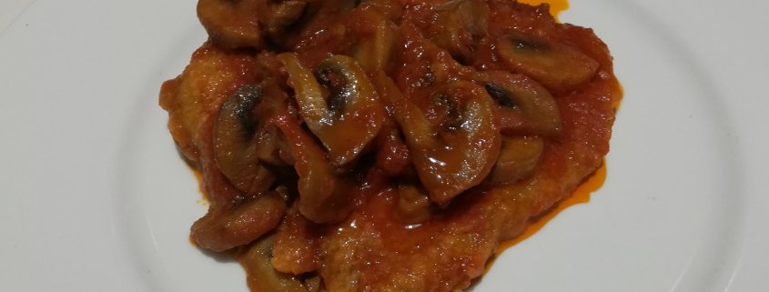 Fettine panate e infornate nel sugo di funghi
