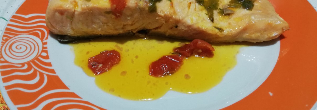Salmone in padella coi pomodorini